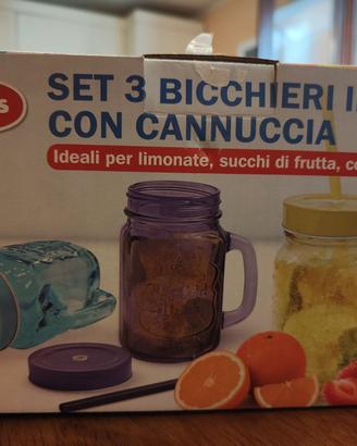Bicchieri in vetro con cannucce
