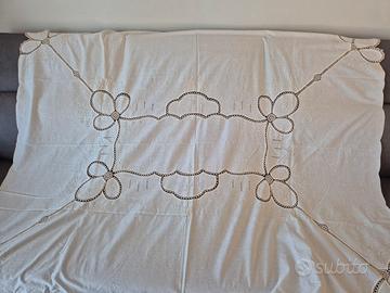 tovaglia antica ricamata a mano