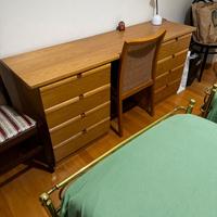 Scrivania in legno chiaro con cassettiera