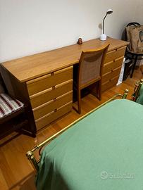 Scrivania in legno chiaro con cassettiera