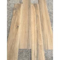 Piastrella in gres 20x120 effetto legno Rettificat