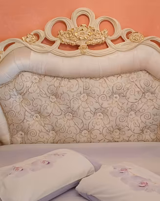 Trittico camera matrimoniale con letto tappezzato