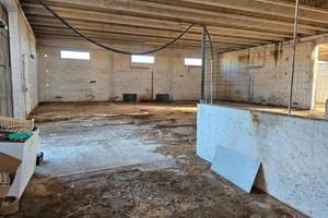 CAPANNONE TERRENO e Villa con piscina