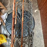 Antica fioriera in metallo e legno.