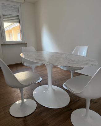 Tavolo in stile Saarinen ellittico con 4 sedie