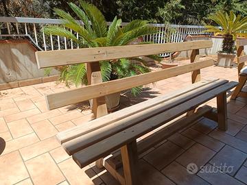 Panchina in legno per giardino.