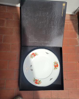 piatto con decorazioni natalizie