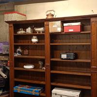 libreria in legno vecchio di castagno  aperta