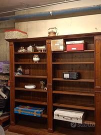 libreria in legno vecchio di castagno  aperta