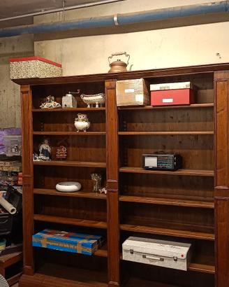 libreria in legno vecchio di castagno  aperta