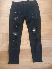 jeans slim fit con strappi e macchie bianche