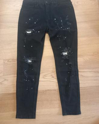 jeans slim fit con strappi e macchie bianche