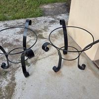 Coppia di portavasi in ferro battuto nero