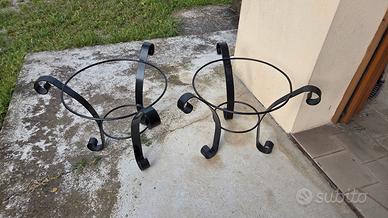 Coppia di portavasi in ferro battuto nero