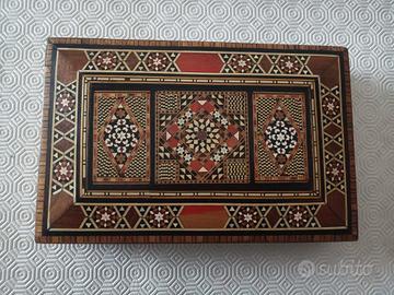 scatola oggetti in legno intarsiato