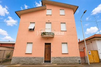 VILLA BIFAMILIARE LIBERA SU QUATTRO LATI CON GIARD