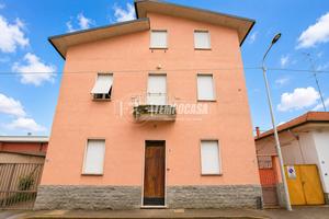 VILLA BIFAMILIARE LIBERA SU QUATTRO LATI CON GIARD