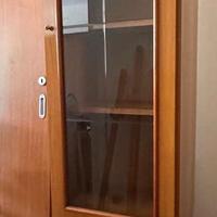 Libreria in legno con anta in vetro – compatta ed