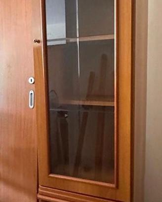 Libreria in legno con anta in vetro – compatta ed