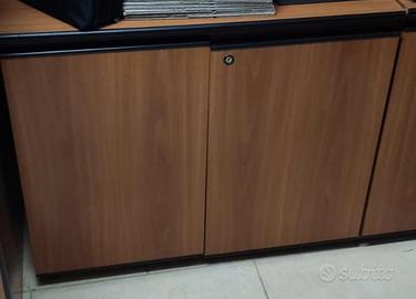 Mobili per ufficio alti, bassi.