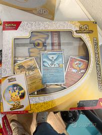 Collezione con poster 30th anniversario pokemon