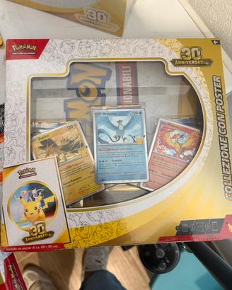 Collezione con poster 30th anniversario pokemon