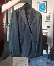 vestito da uomo nero