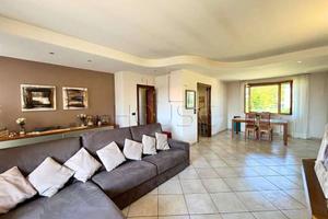 Appartamento di 115 m² con 5 locali e box auto dop
