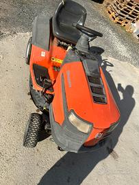 Trattorino taglia erba