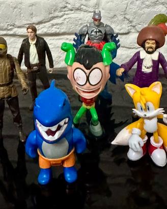 Lotto 8 personaggi action figure Sonic Batman etc.