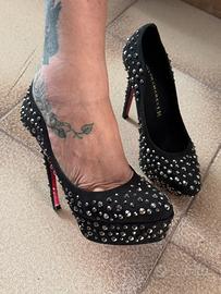 Décolleté Altramarea nere con borchie suola rossa