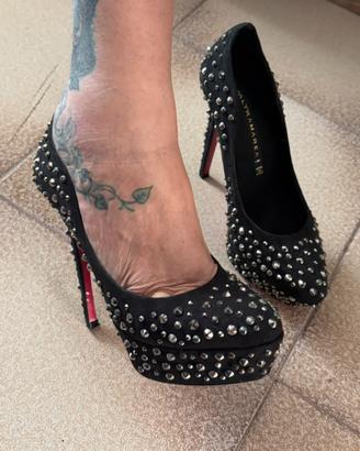 Décolleté Altramarea nere con borchie suola rossa