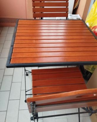 Tavolo da esterno con sedie