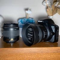 Nikon D3500 con obiettivi, batteria e fake batteri