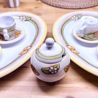 Set THUN Ceramica - 4 Tazzine, Brocca e 2 Vassoi