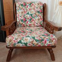Poltrona rustica in legno con cuscini