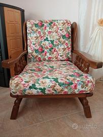 Poltrona rustica in legno con cuscini