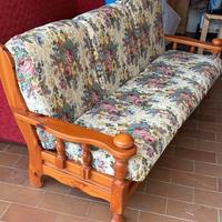 Divano con struttura in legno