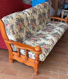 Divano con struttura in legno
