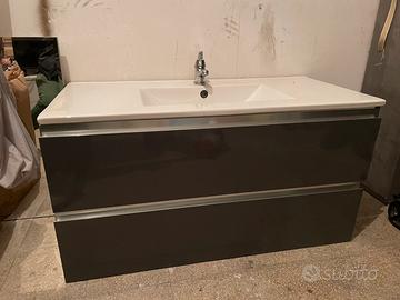 Lavandino sospeso e specchio