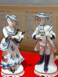 Coppia di Statuine d'Epoca in Porcellana