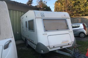 Roulotte Knaus 6005 4 posti pronta a partire. 