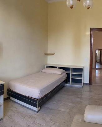 Camera, armadio, struttura letto, scrivania