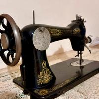 Macchina da cucire Singer antica