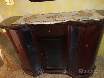 Credenza curva vintage con specchio abbianato