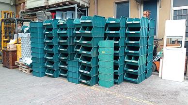 contenitori in plastica impilabili – 8€ cad.