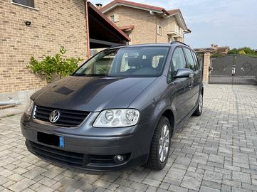 VOLKSWAGEN Touran - 2005