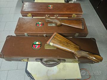 3 custodie porta fucile in pelle e due calci