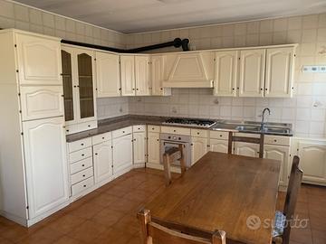 Cucina completa di tavolo ed elettrodomestici