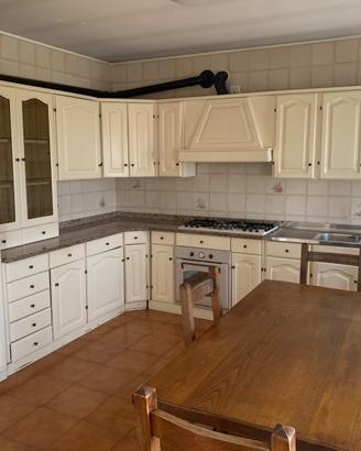 Cucina completa di tavolo ed elettrodomestici